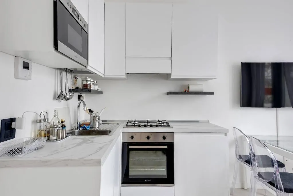 Easylife - L Abbraccio Dell Affascinante P Romana Milano